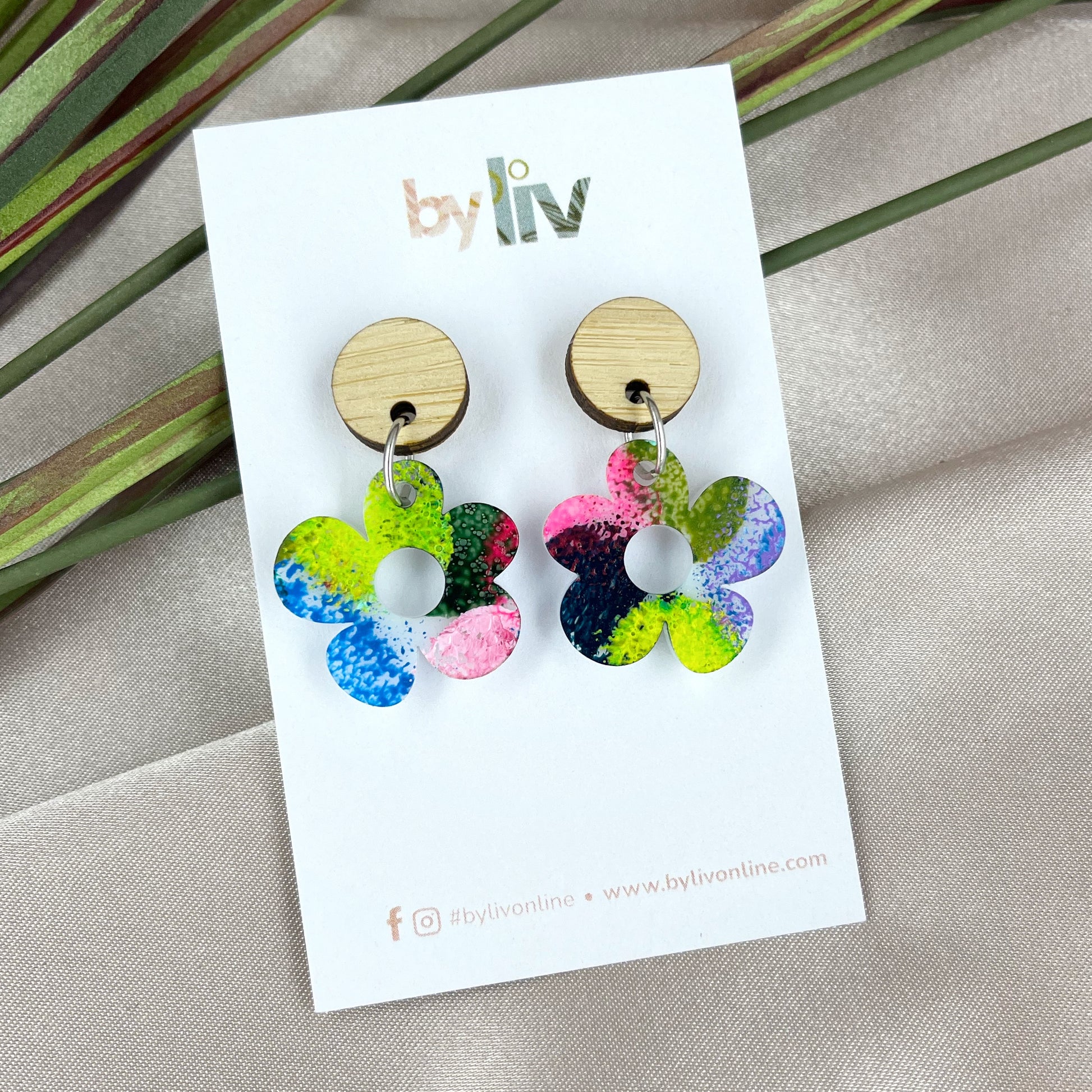 Confetti Joy – Petite Daisy Dangle Earrings