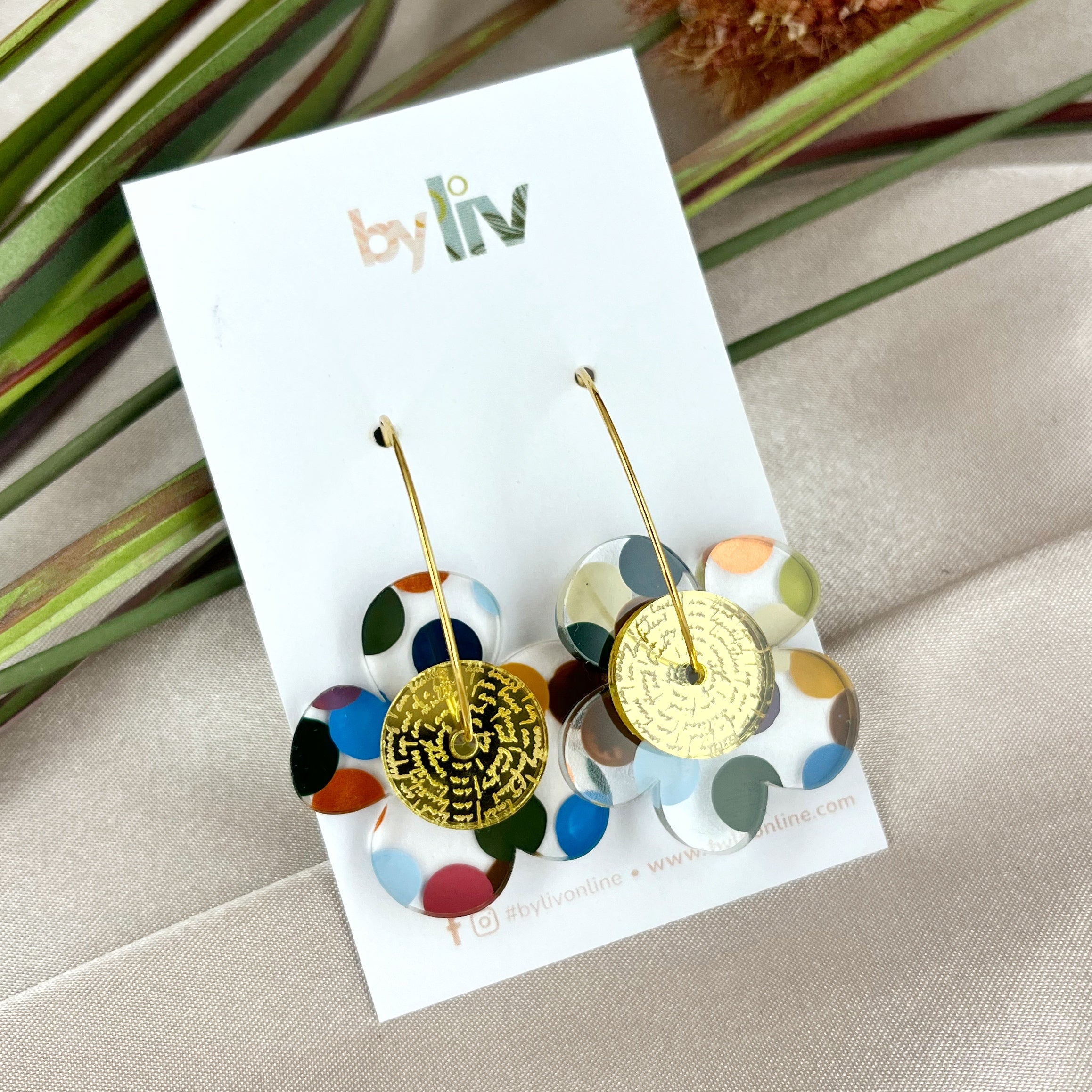 Confetti Days – Daisy Affirmation Hoop Earrings