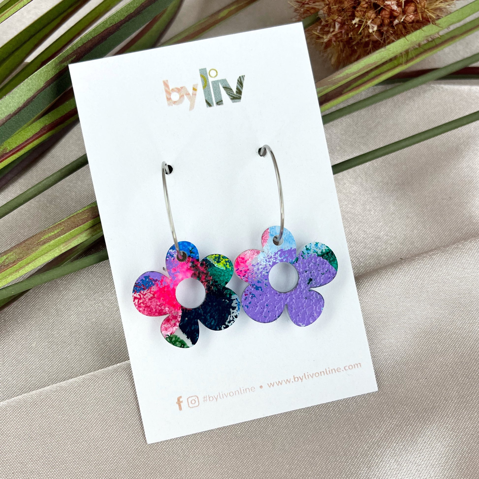 Confetti Joy – Petite Daisy Hoop Earrings