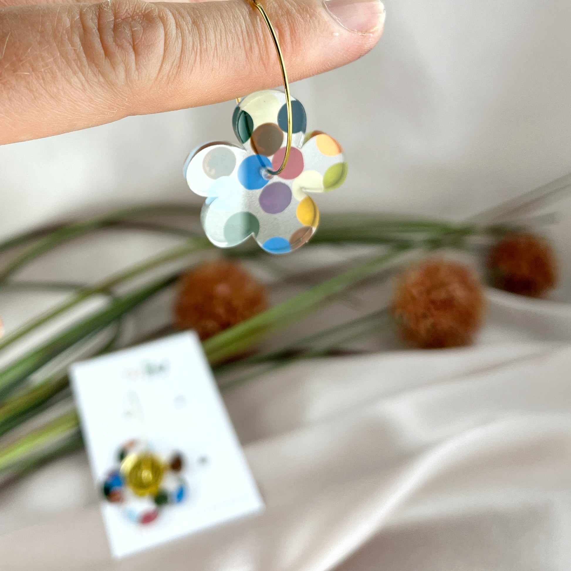 Confetti Days – 3-in-1 Daisy Affirmation Hoop Earrings