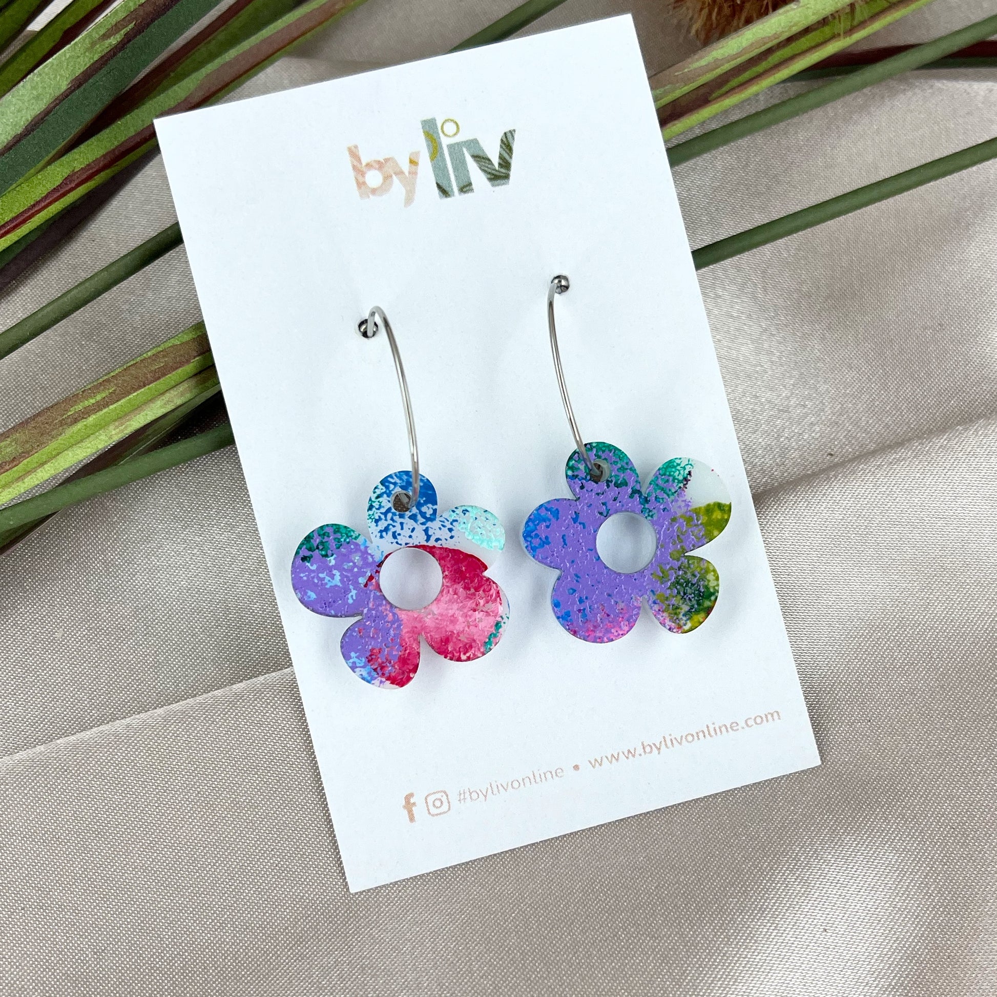 Confetti Joy – Petite Daisy Hoop Earrings
