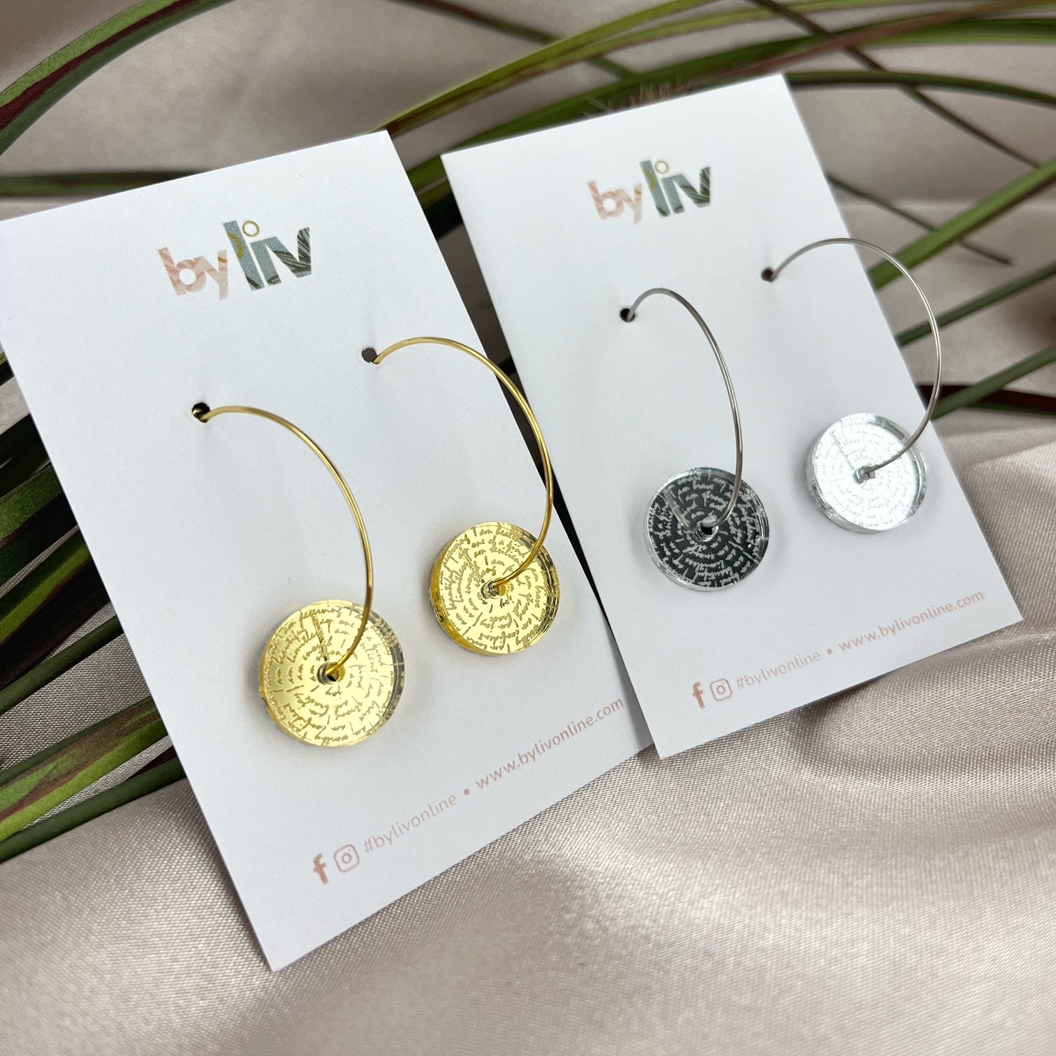 Confetti Days – 3-in-1 Daisy Affirmation Hoop Earrings