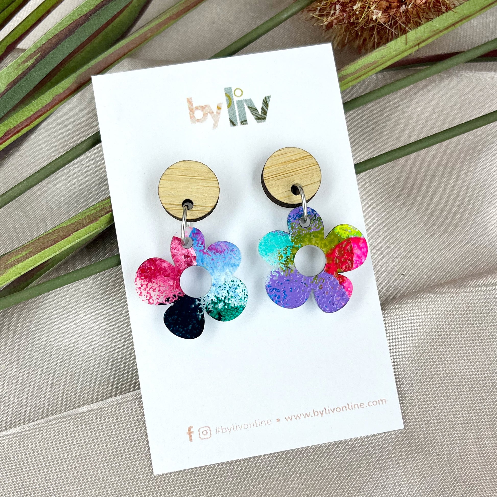 Confetti Joy – Petite Daisy Dangle Earrings